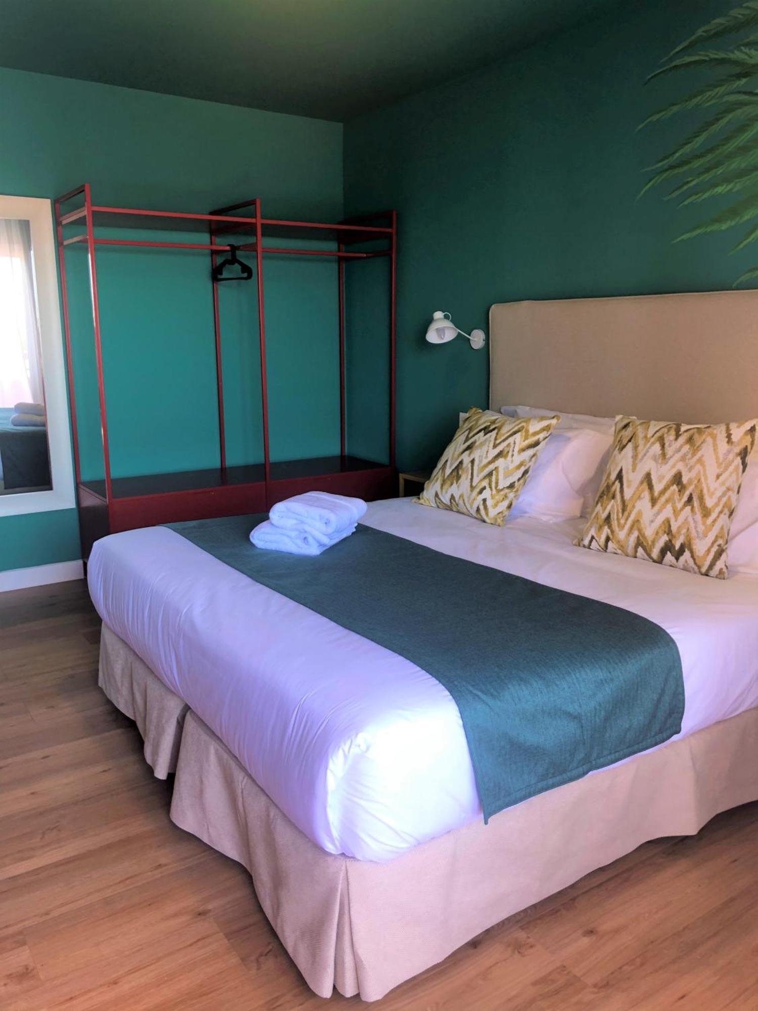Small Double Room,1272255400:JPEG