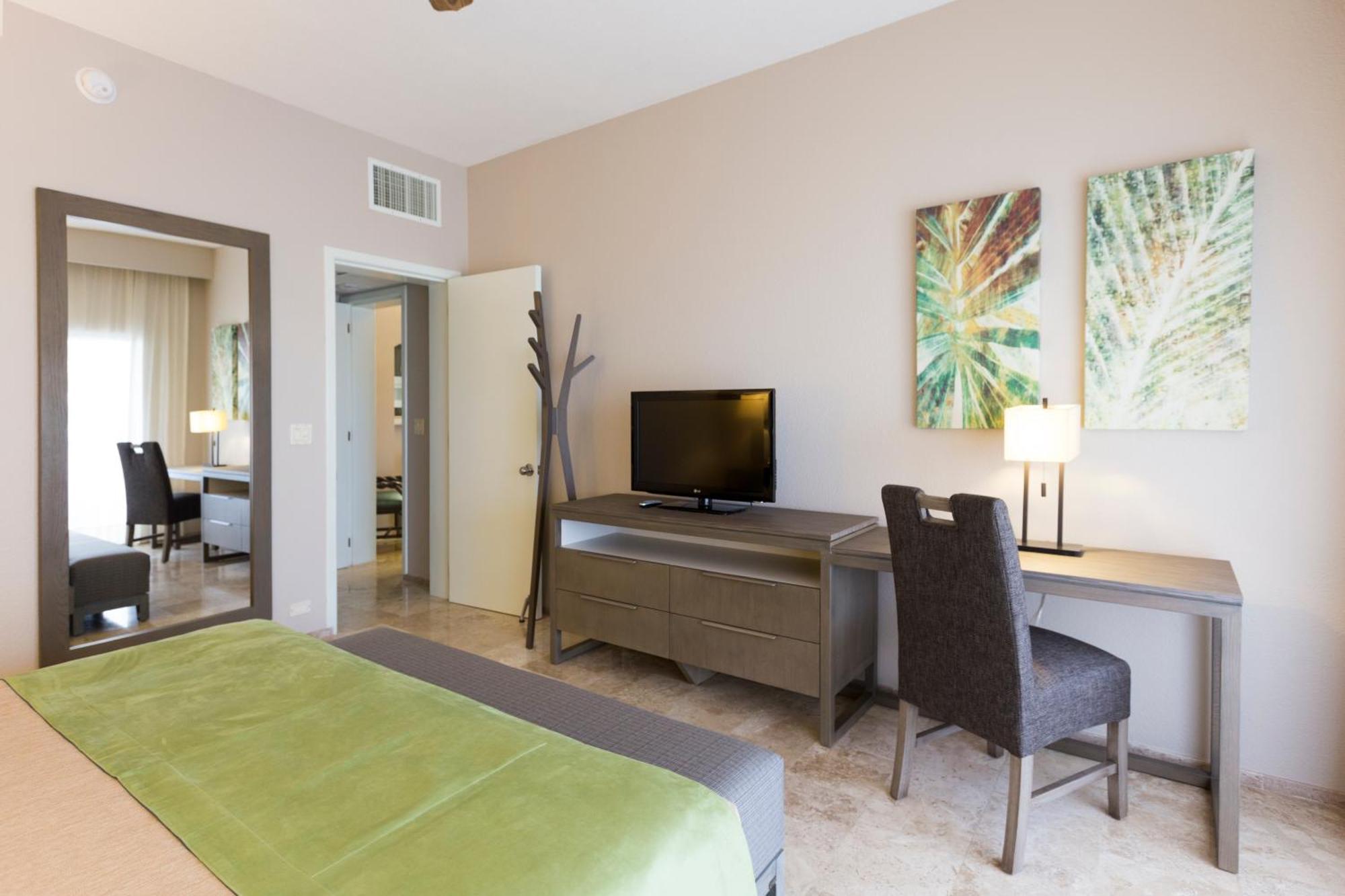 Deluxe One Bedroom Suite (2 Adults + 2 Children),1273536364:JPEG