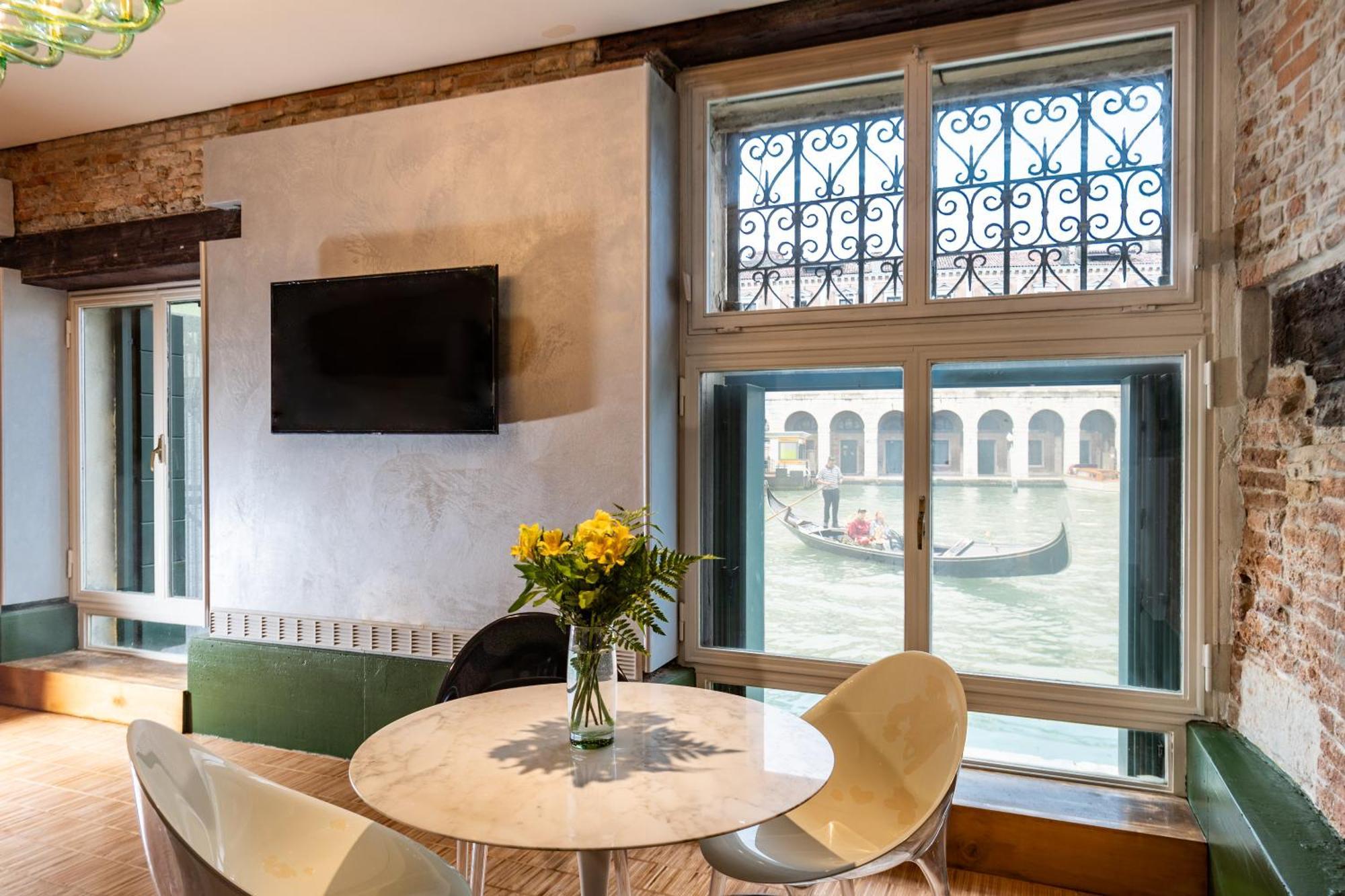 Apartment on the Grand Canal,1274508334:JPEG