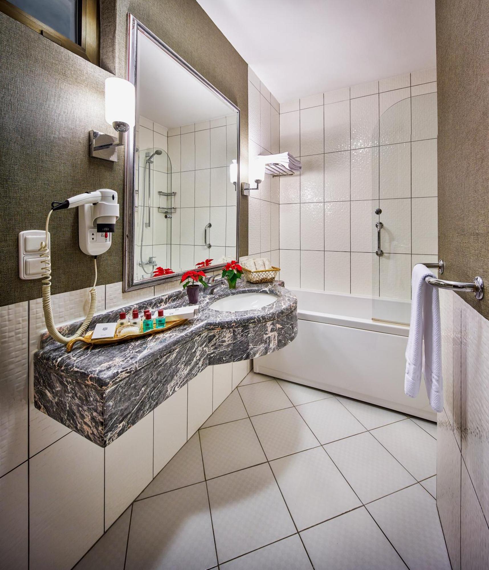 Deluxe Double or Twin Room,152575534:JPEG