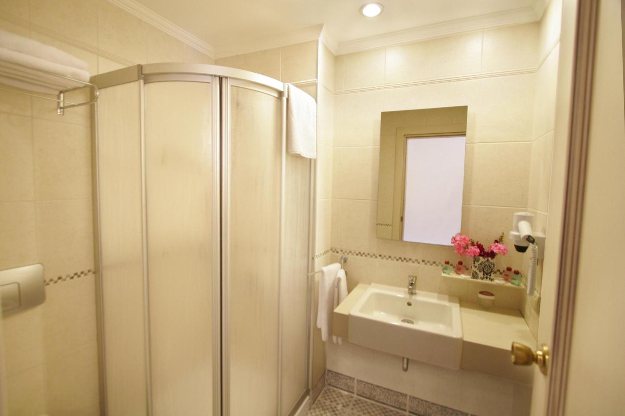 Family Room with Garden View,1274949307:JPEG