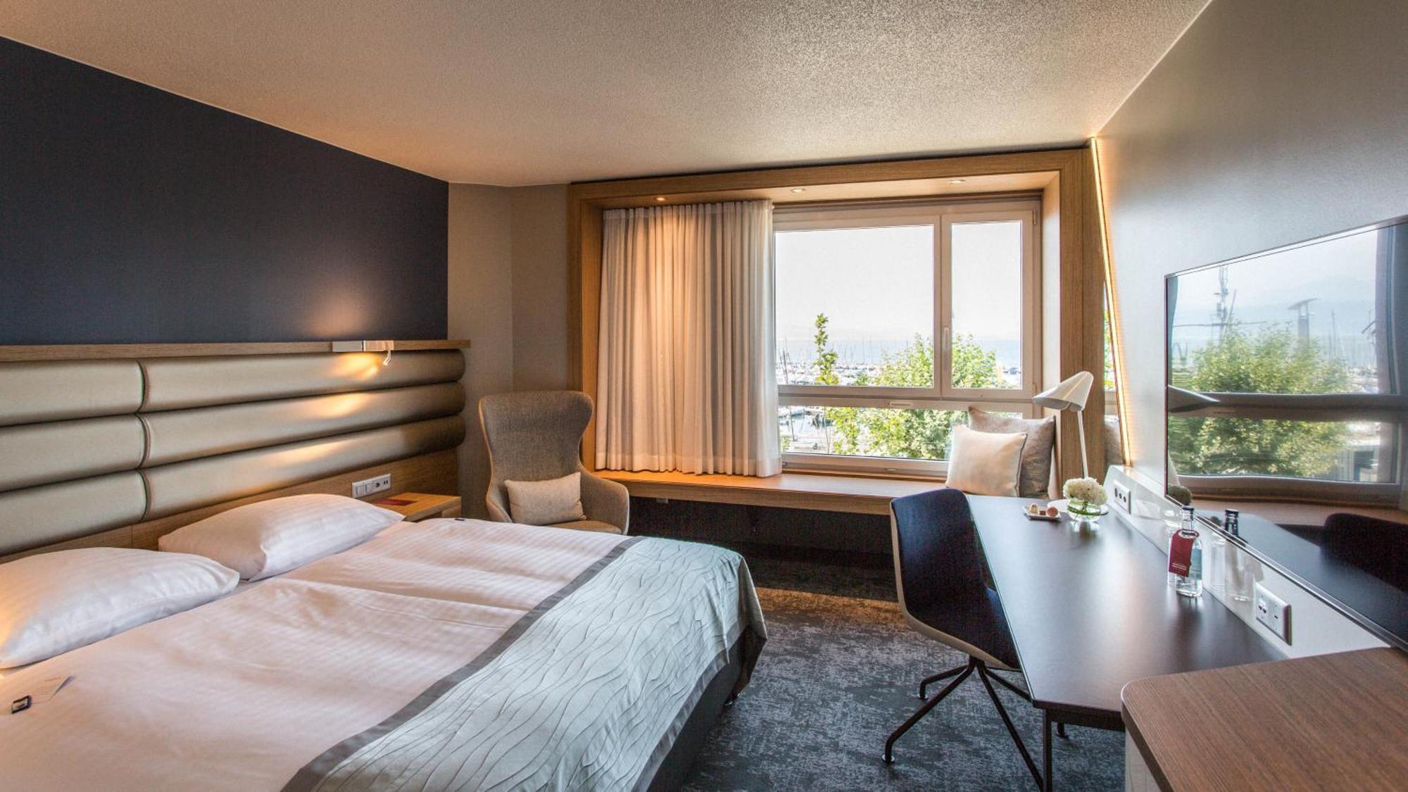 Deluxe Queen Room with Lake View