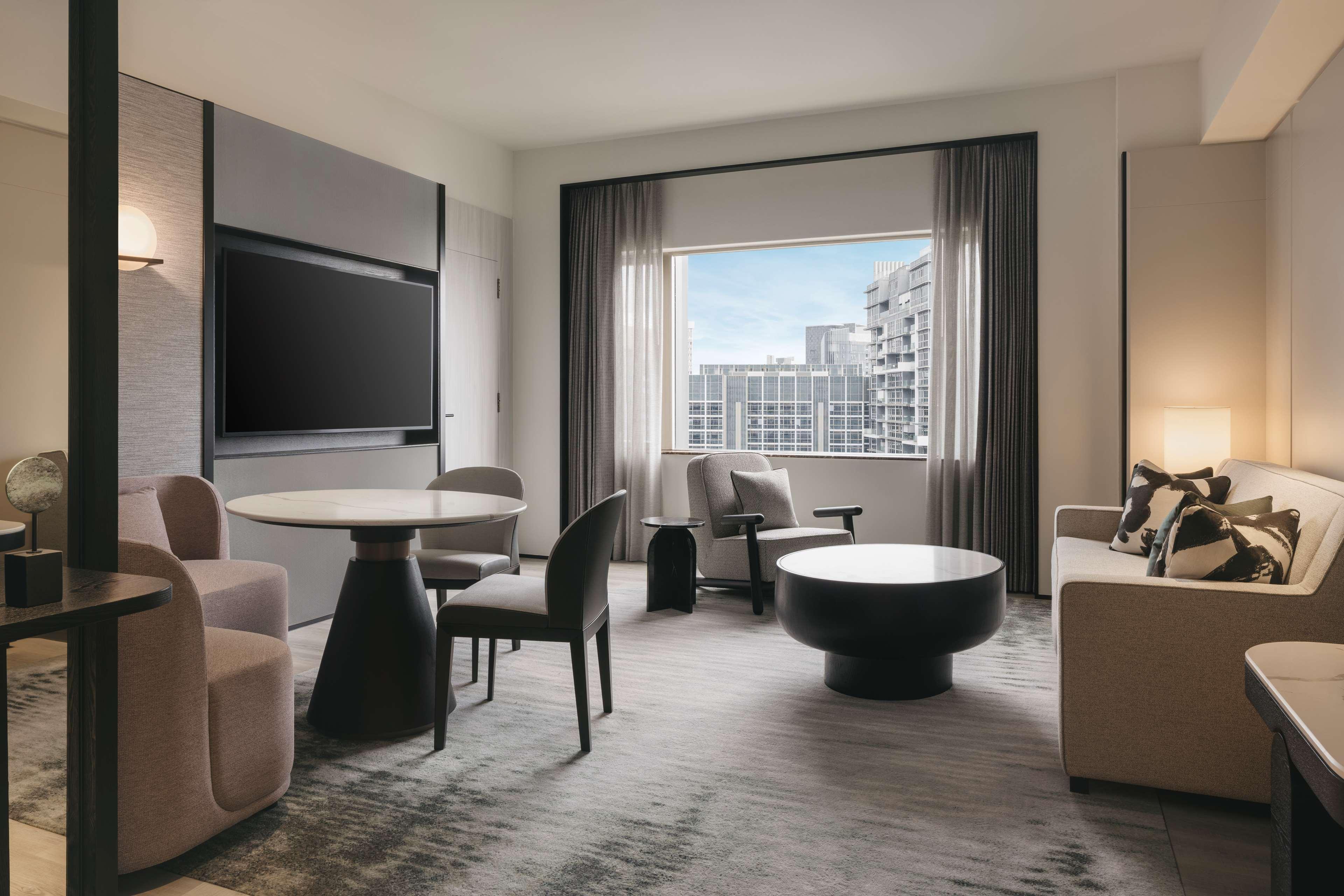 Executive-suite med kingsize-seng og adgang til loungen
