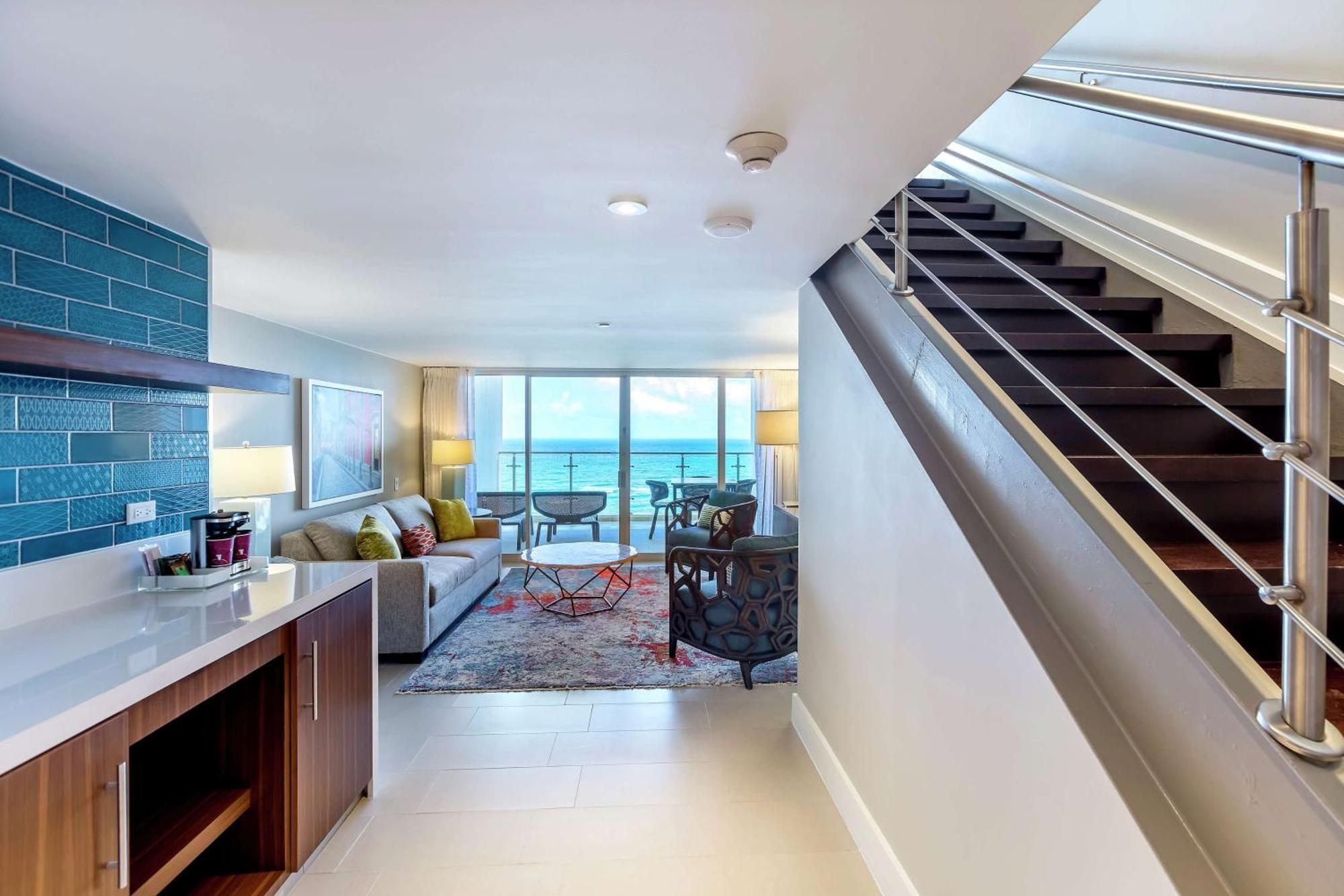 Three-Bedroom Bi-Level Family Suite Three King Beds