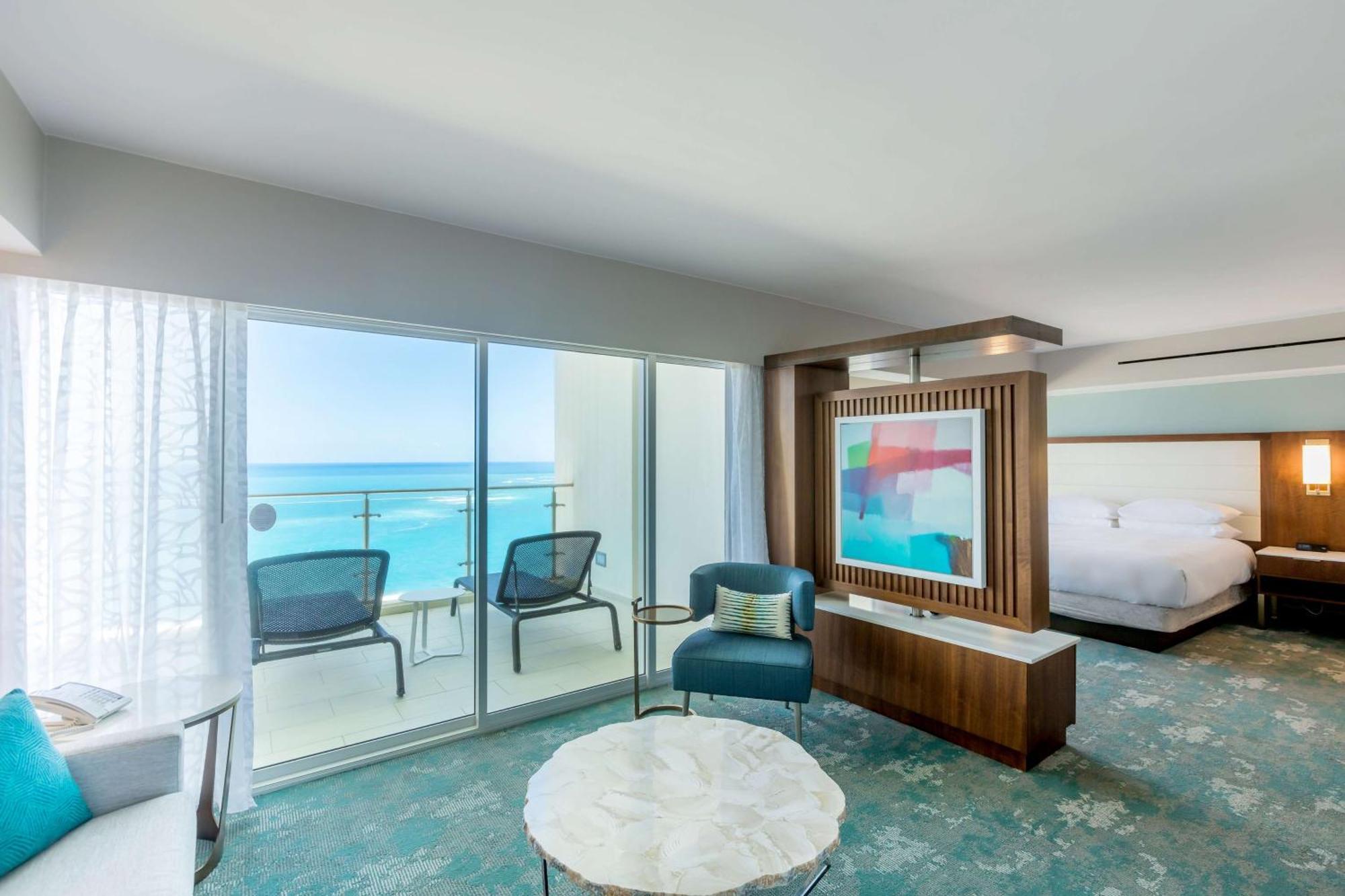 Three-Bedroom Bi-Level Family Suite Three King Beds