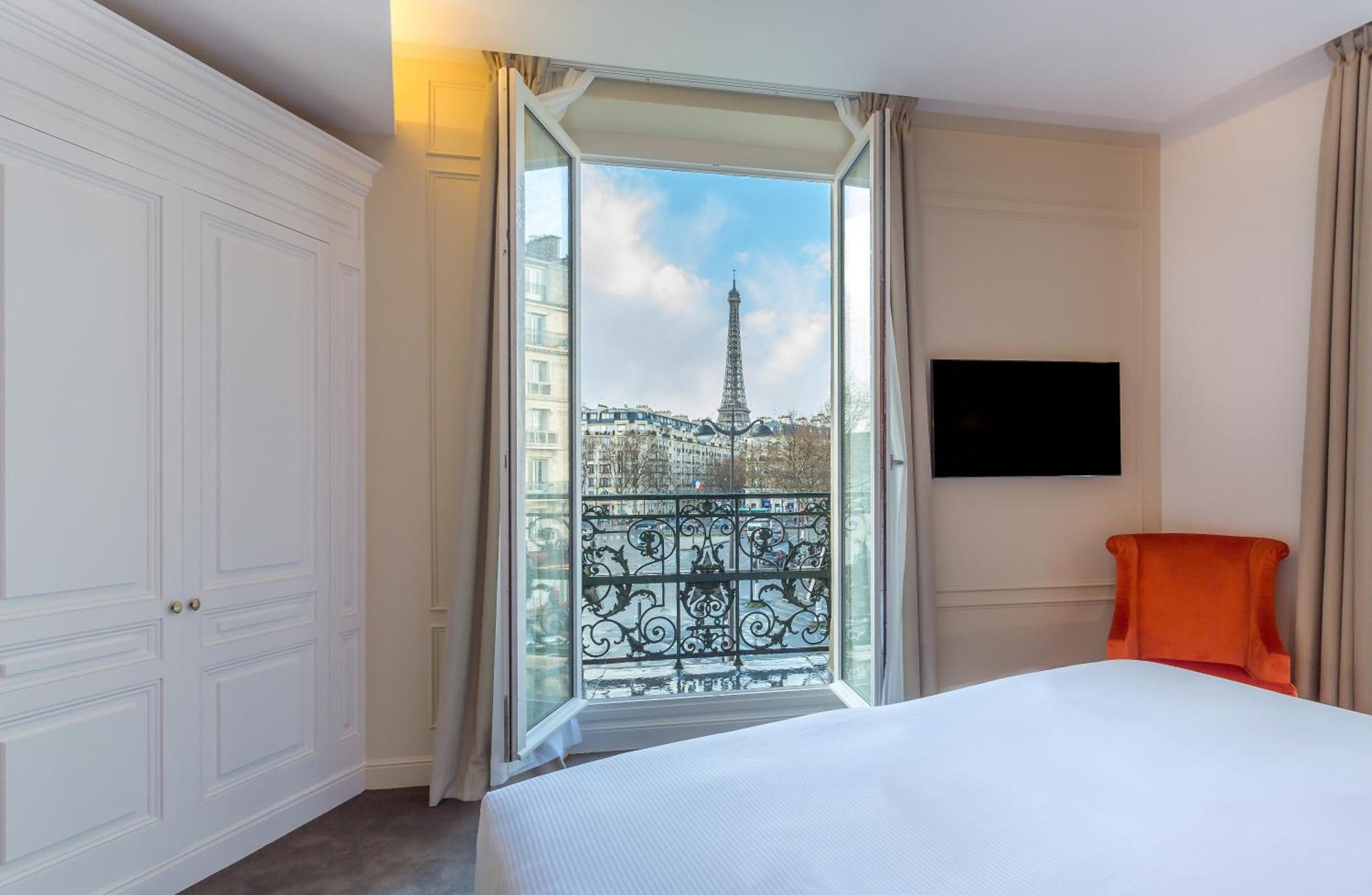 Prestige Double Room Comtesse Eiffel Tower Front View Balcony