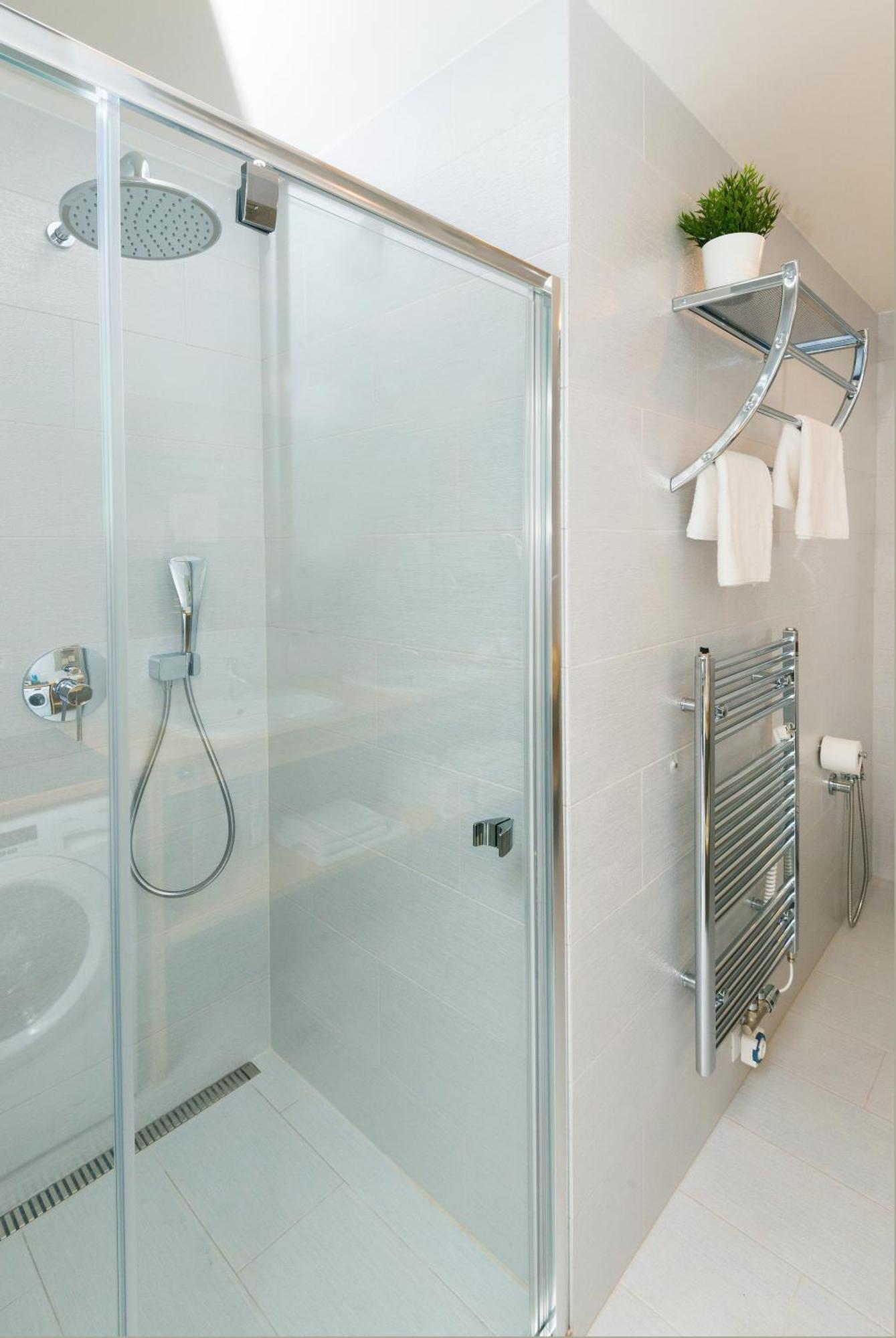 Grand Apartment Shower,1280019202:JPEG