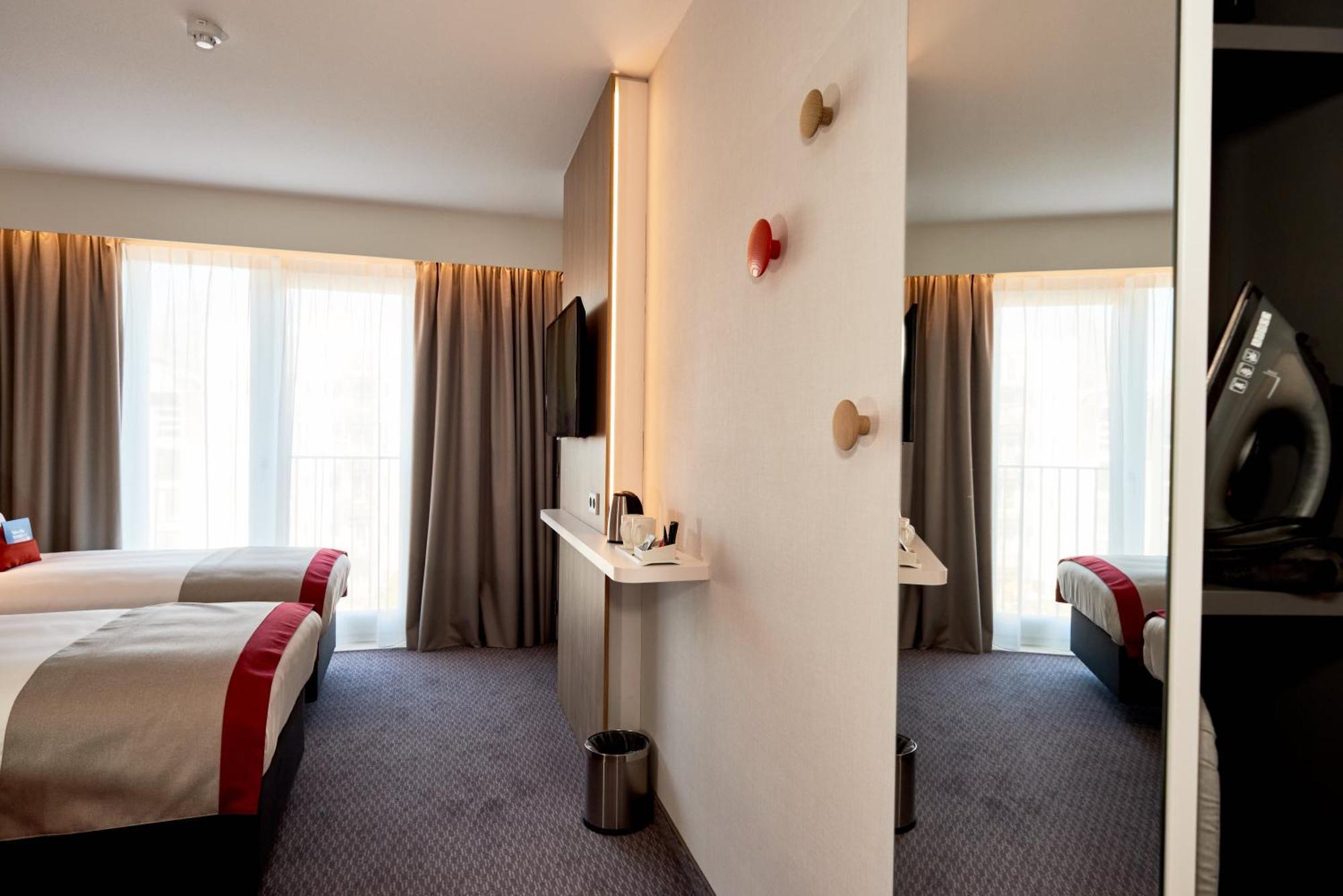 Standard Twin Room Two Single Beds Canal View