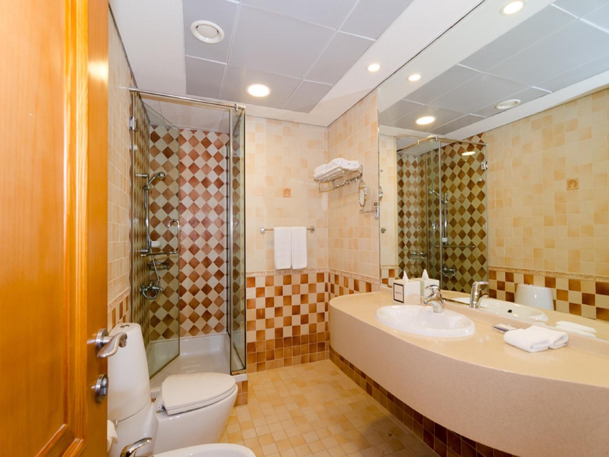 Seashell Paradise Five Bedroom Suite on F&B Heart of Kite Beach