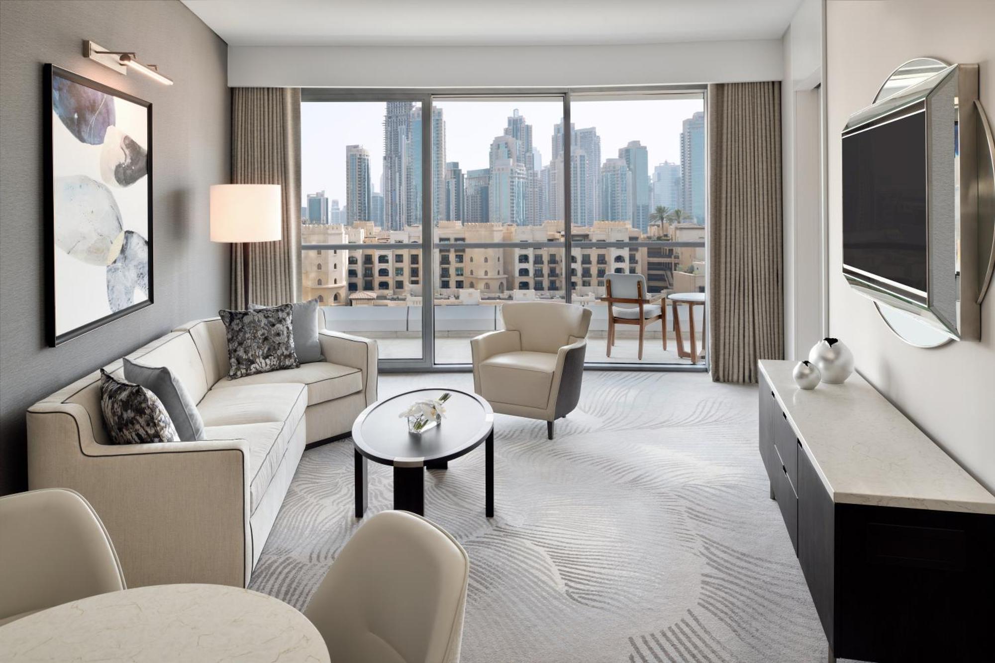 Executive Suite Downtown View Balcony Lounge Access