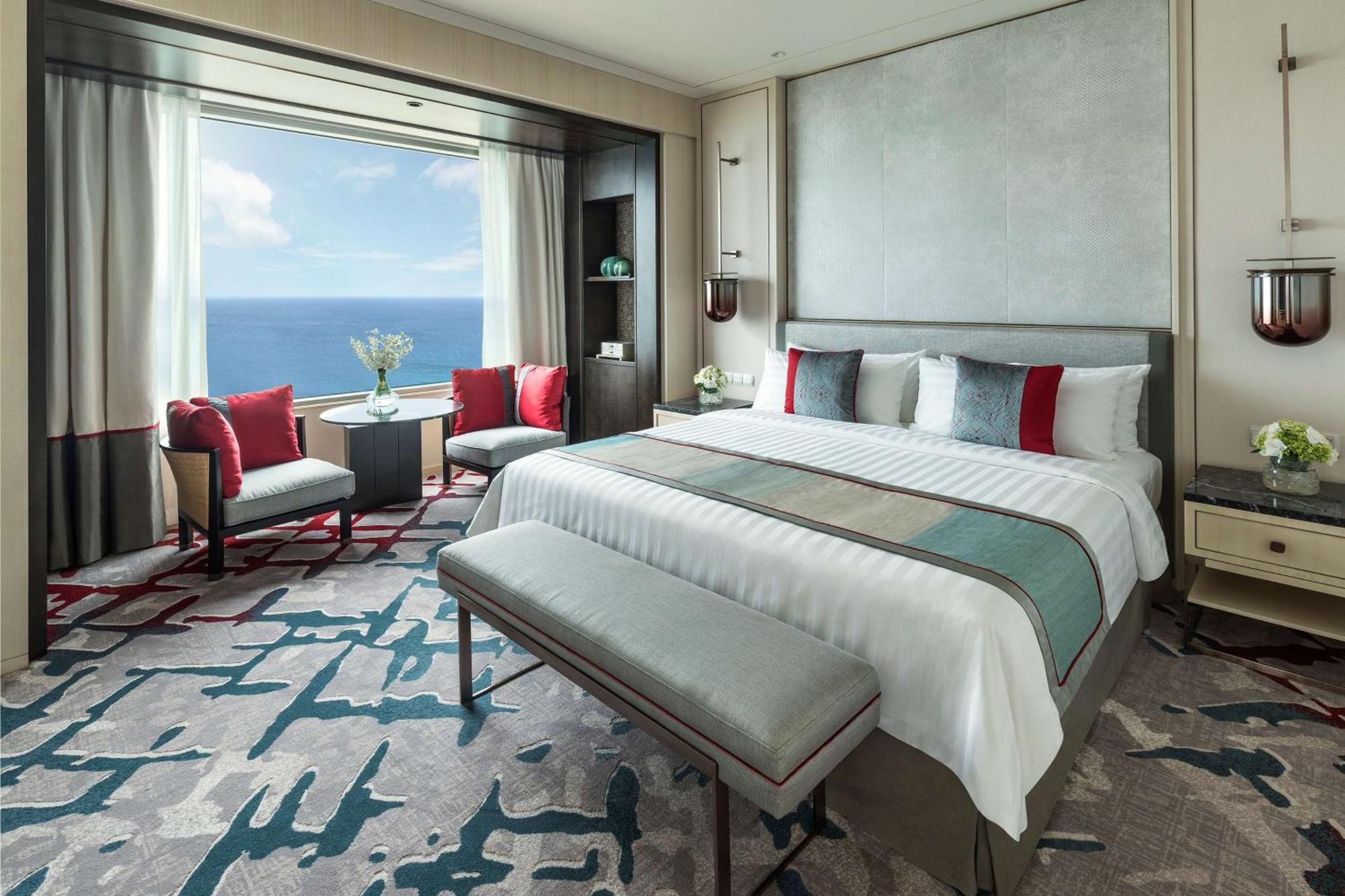 Executive Suite - Lounge Access on 32nd floor including daily breakfast, complimentary daily high tea, happy hour, and canapés.,1283844880:JPEG