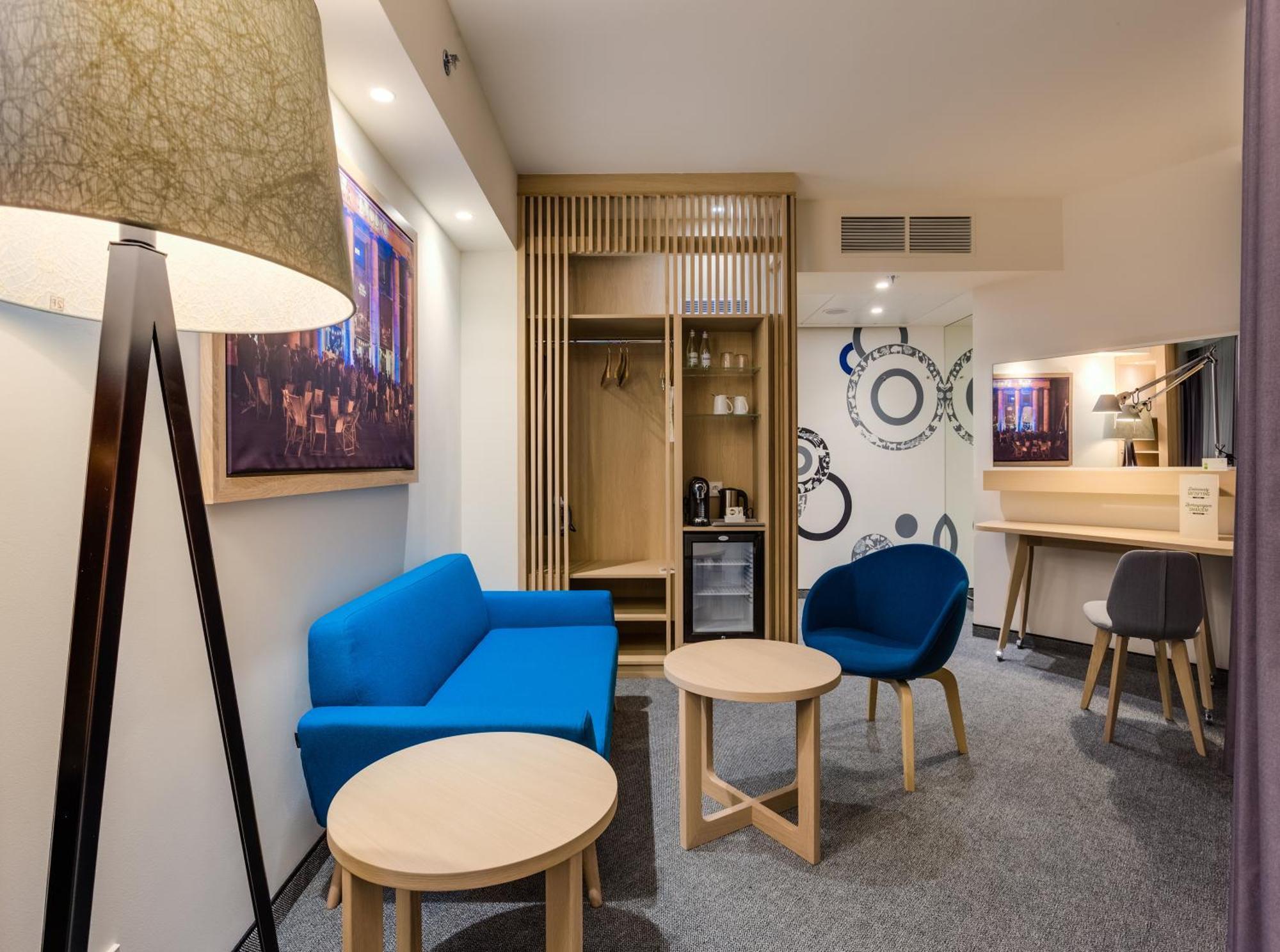 Suite - Kingsize-seng og udsigt over byen