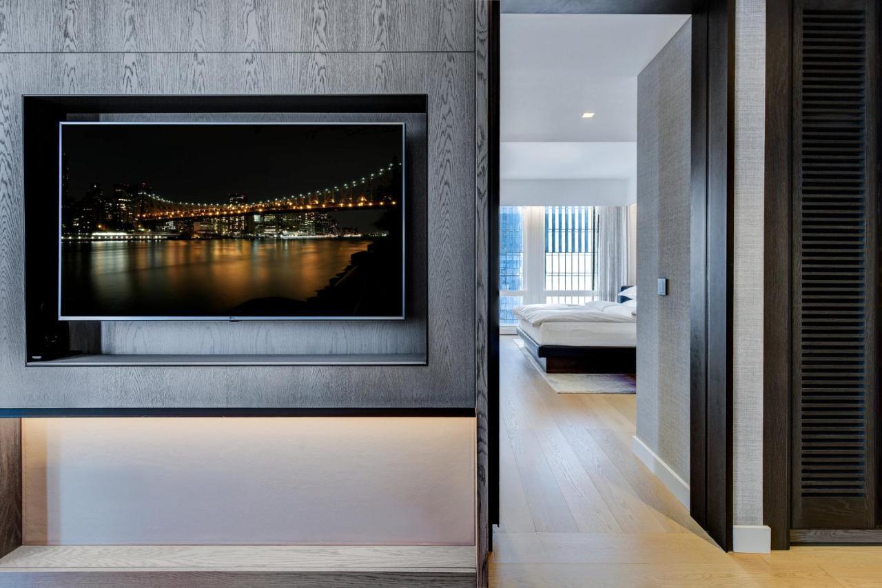 Deluxe City View One Bedroom Corner Suite 1 King Bed