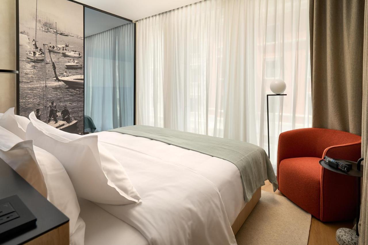 Rom Classic med king-size-seng og gateutsikt