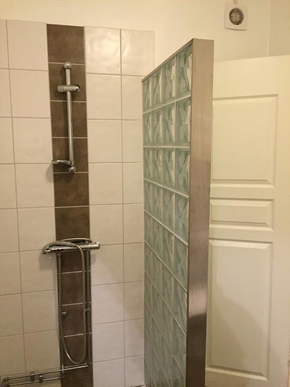 Fyrbäddsrum med eget badrum