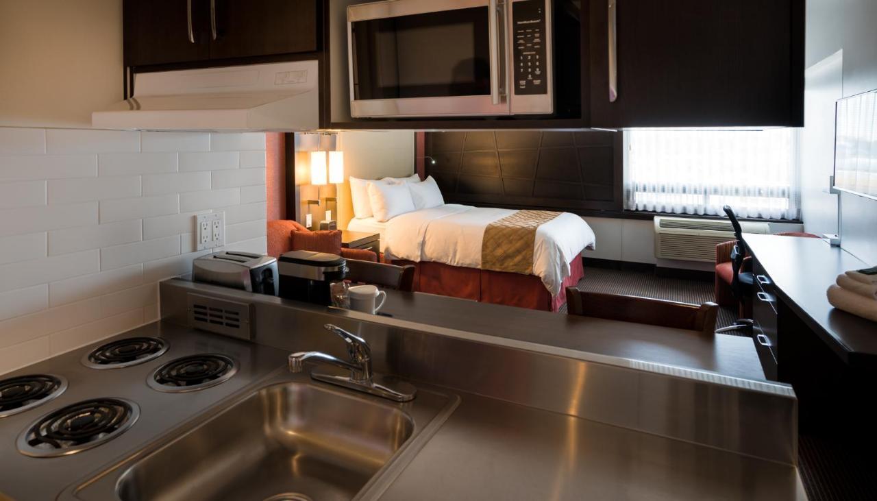 Queen Suite Kitchenette,109370226:JPEG
