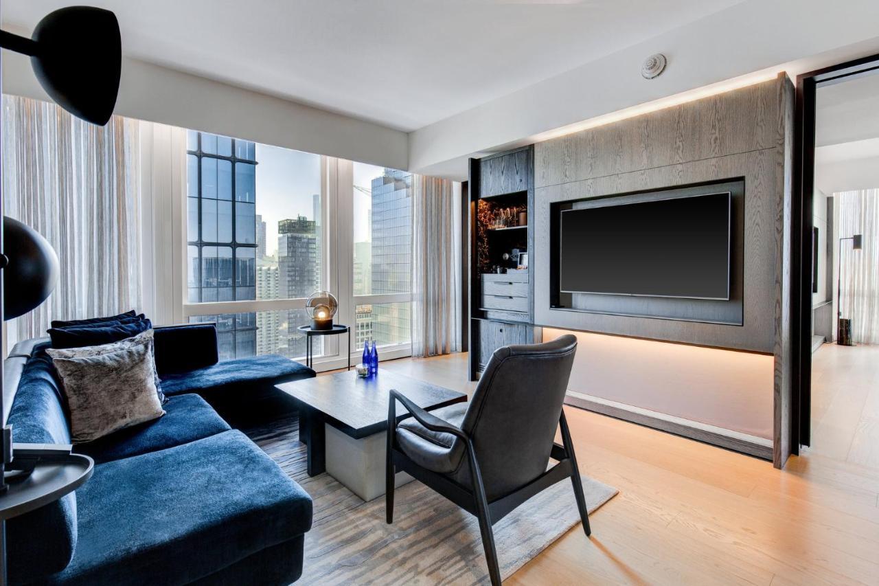 Deluxe City View One Bedroom Corner Suite 1 King Bed