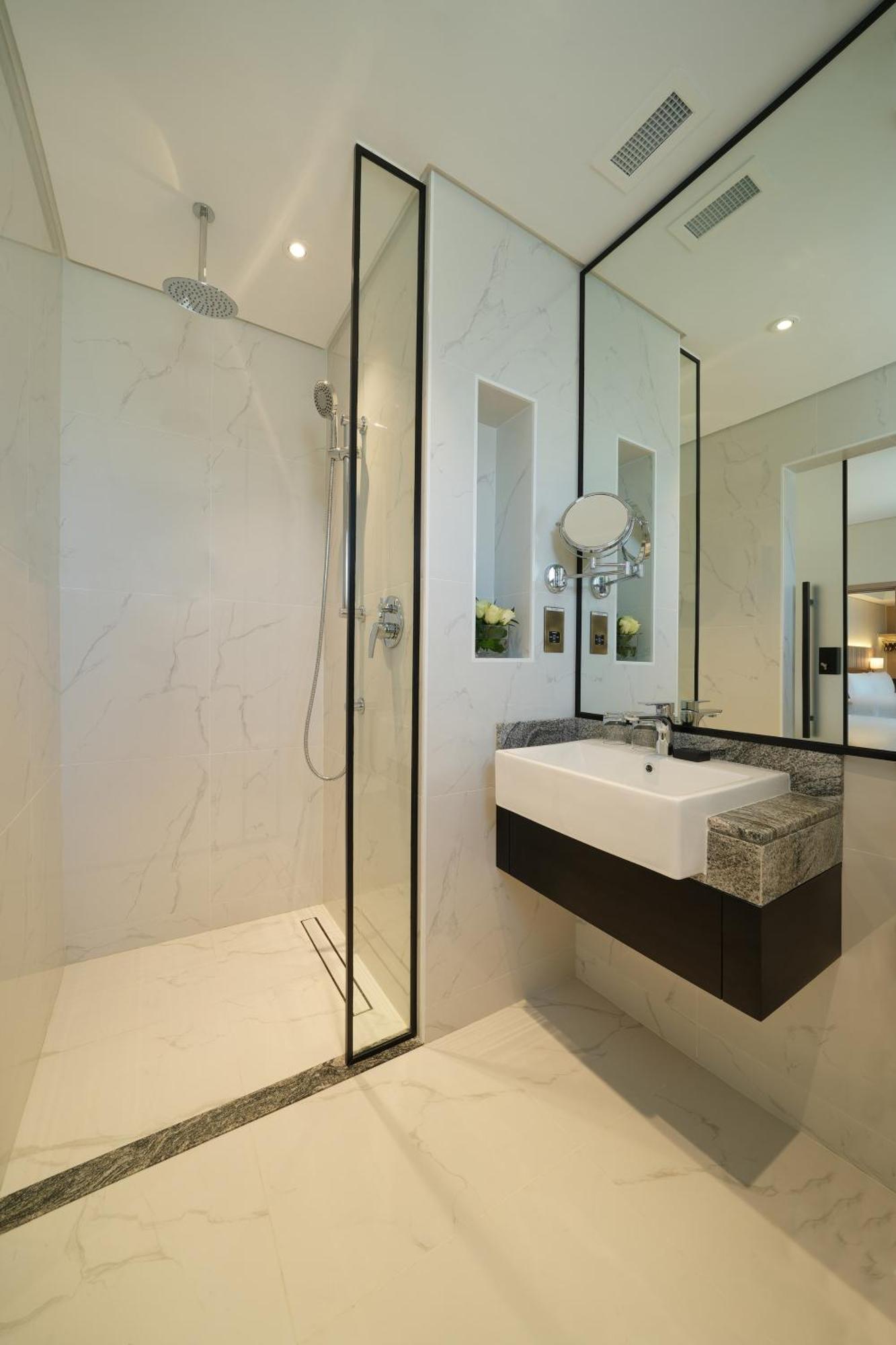 Family Connecting Rooms – King Twin Beds