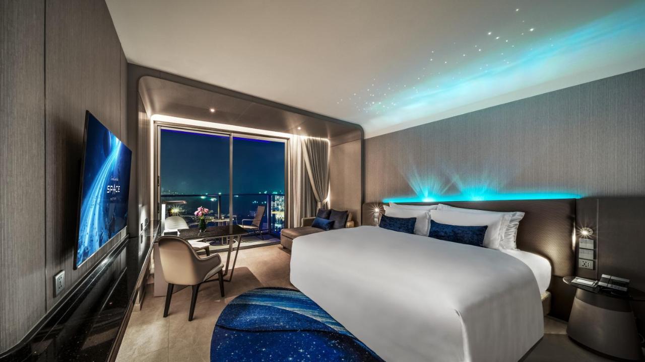 Space Corner Room