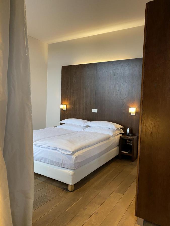 Bedroom Apartment with Balcony and Sofa Bed