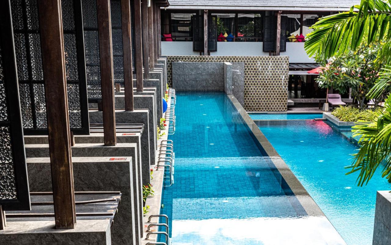 Deluxe King or Twin Room Pool Access