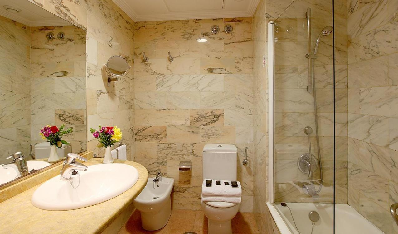 Double or Twin Room (3 Adults + 1 Child),1547132941:JPEG