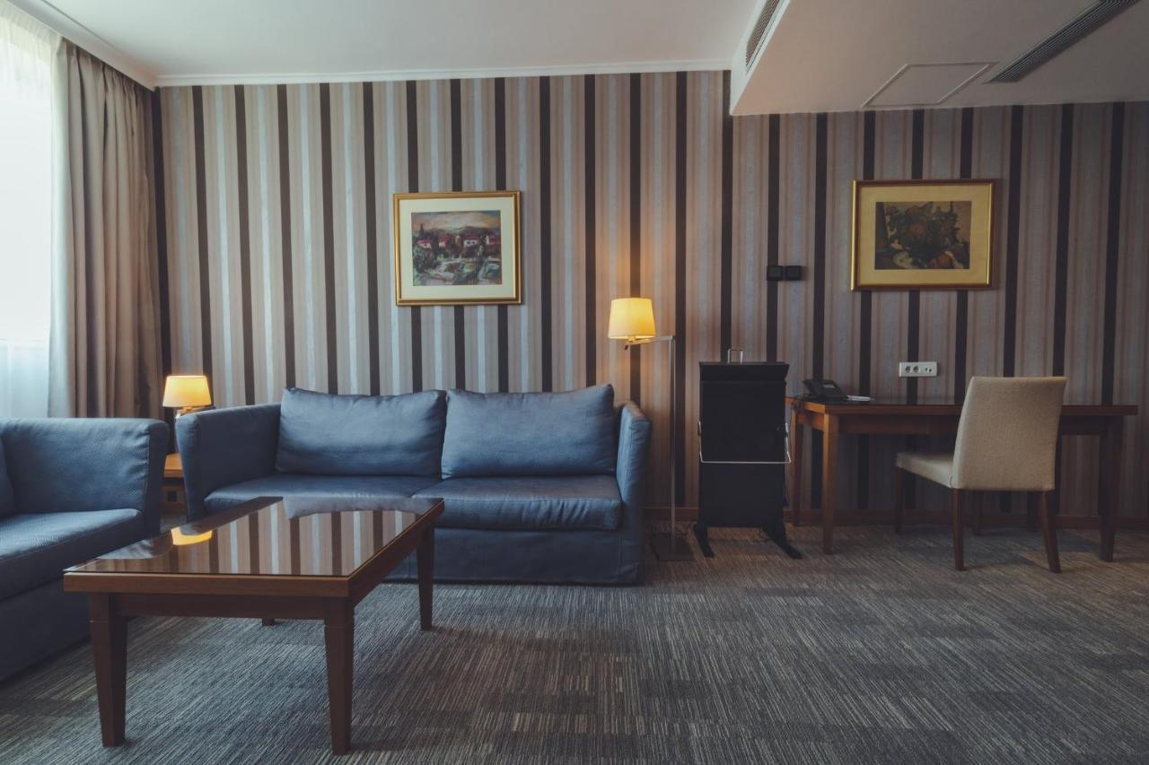 King Suite - Non-Smoking,1310885356:JPEG