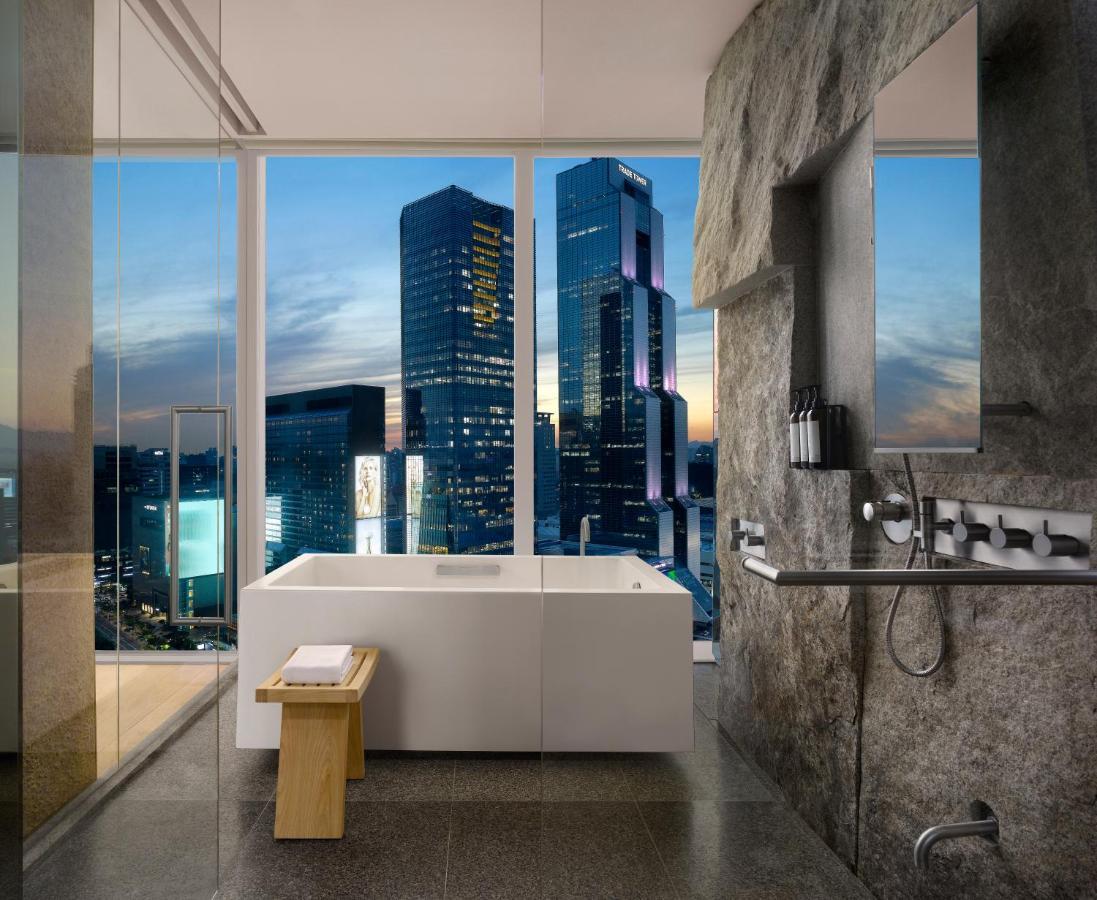 1 King Bed City View Premium