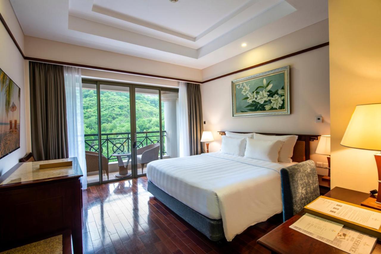 Deluxe Queen Bed,693262989:JPEG