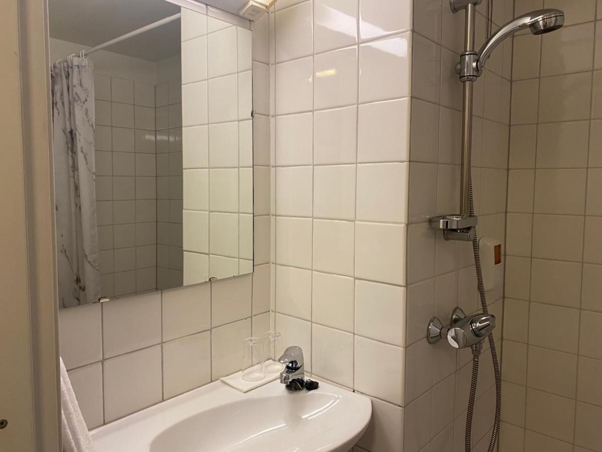 Tomannsrom Superior med utsikt over en innsjø