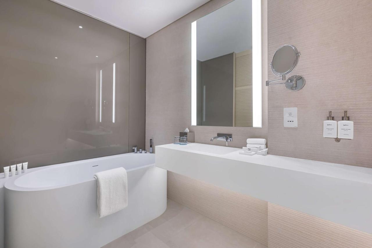 One-Bedroom Suite Sea View