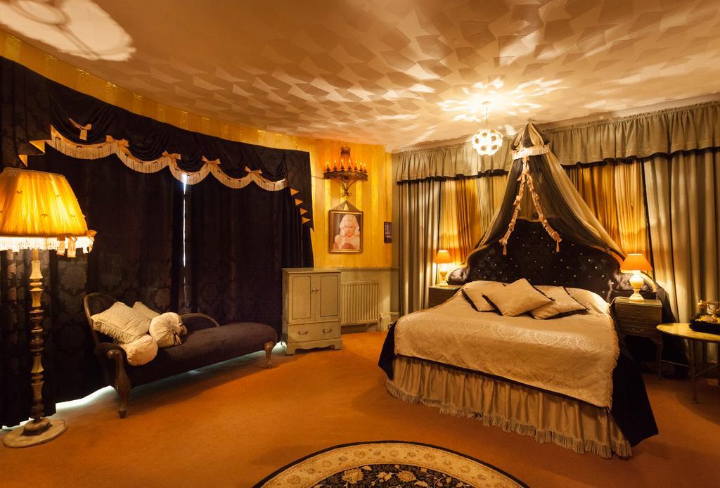 Double Room - Pin Up Parlour,134135673:JPEG