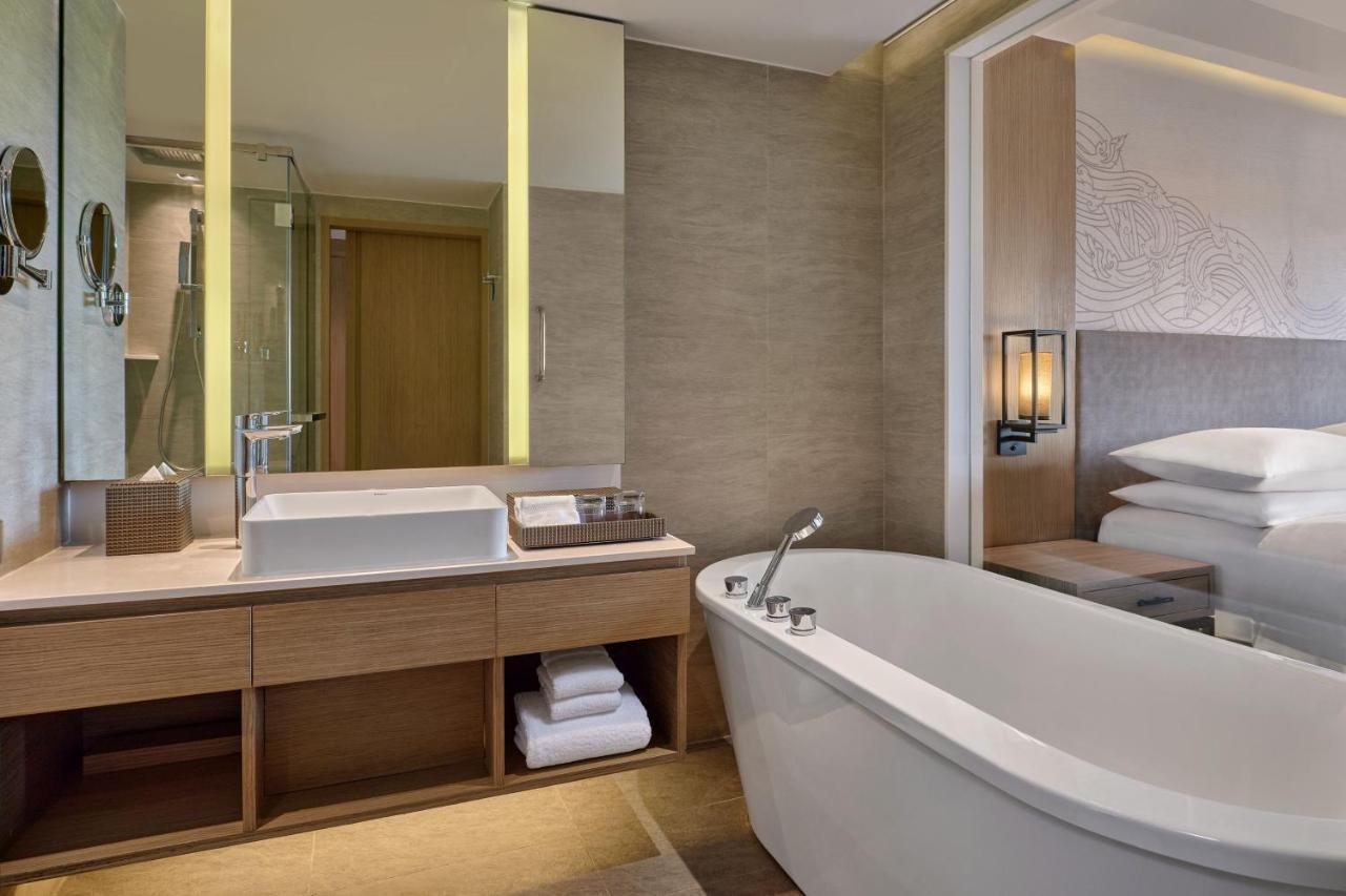 Larger Guest room, 1 King, Pool view