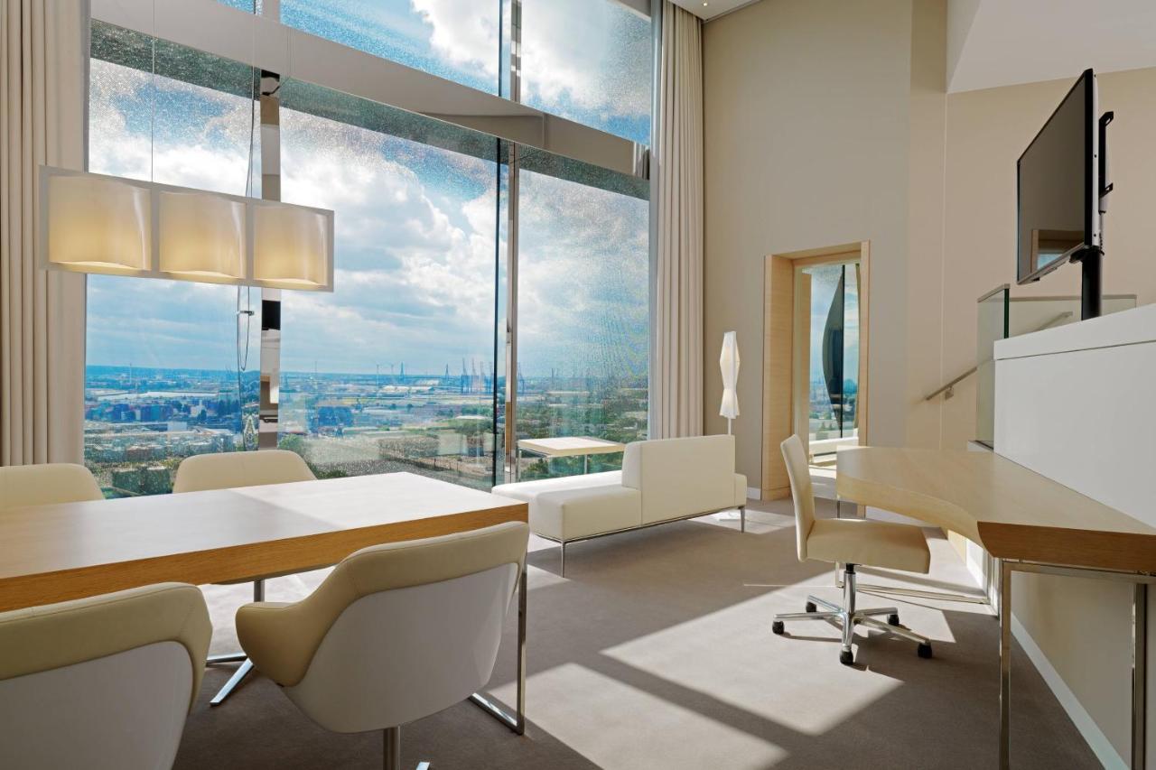 Panorama-suite med udsigt til byen og vandet