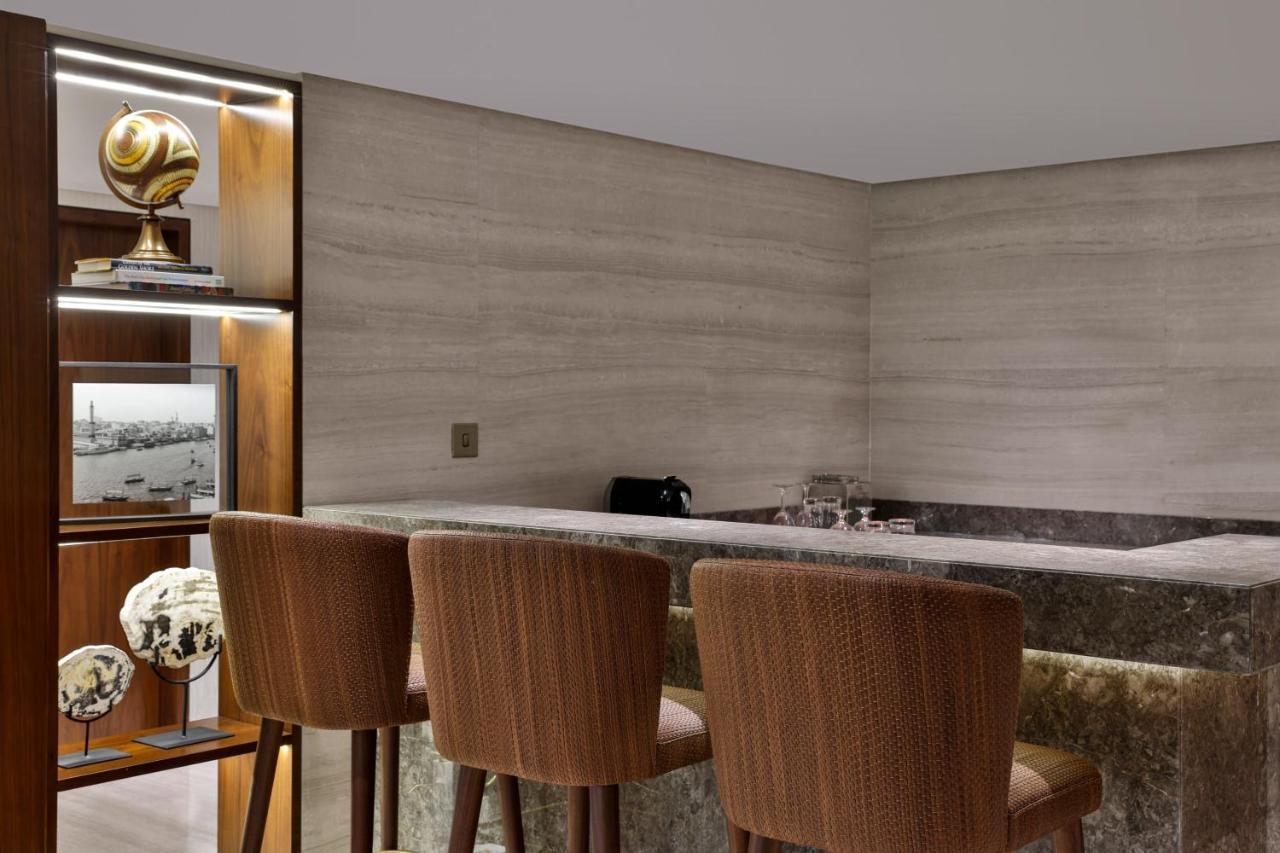 Presidential Suite Club Lounge Access 1 King Garden View