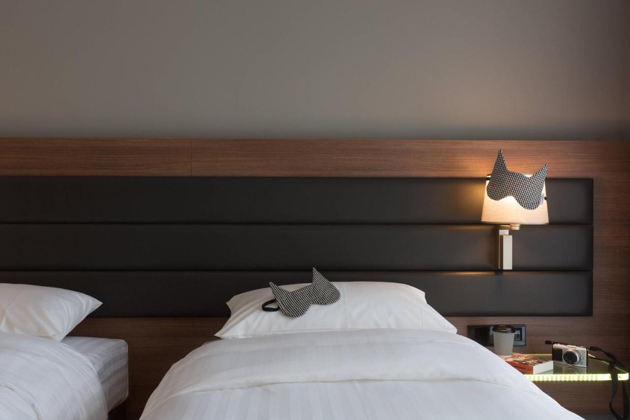 Twin Room Moxy Sleeper Lookout Twin