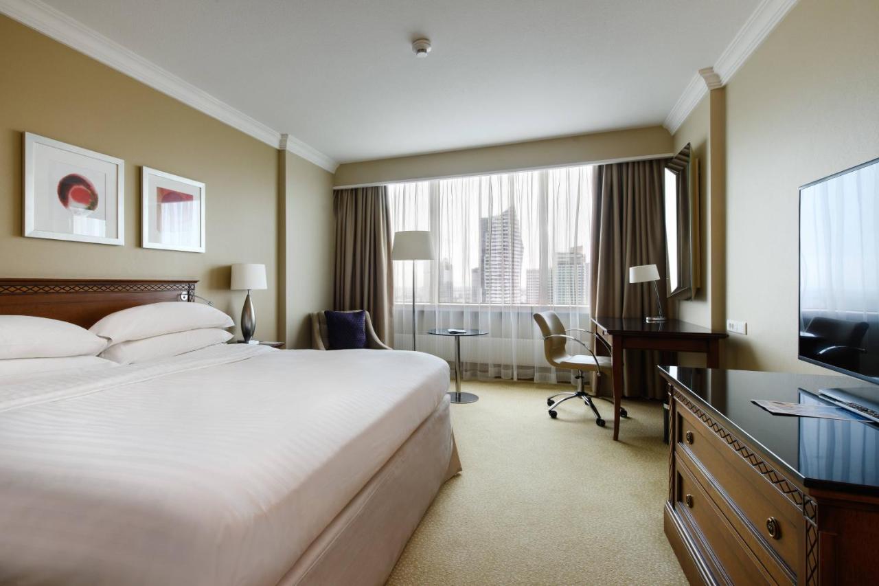 Deluxe room with king bed and city view, high floor