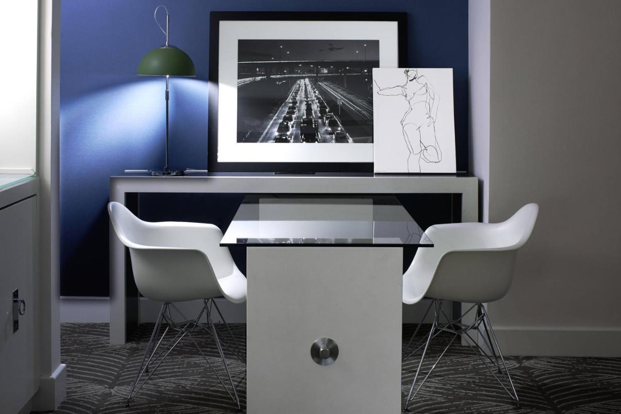 Spectacular One-Bedroom Corner King Suite,1403032598:JPEG