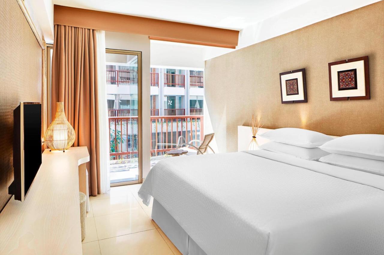 Deluxe King Room with Lagoon View and Free Kids Activity