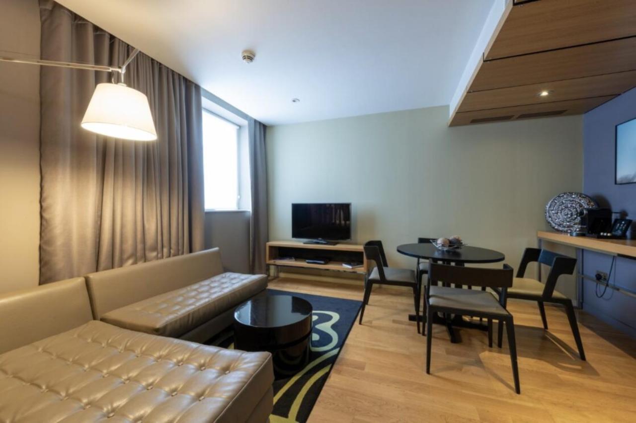 Junior Suite Club Lounge Access