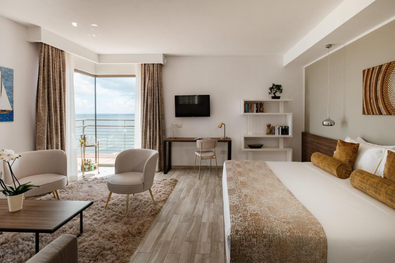 Sunny Corner Suite Sea View