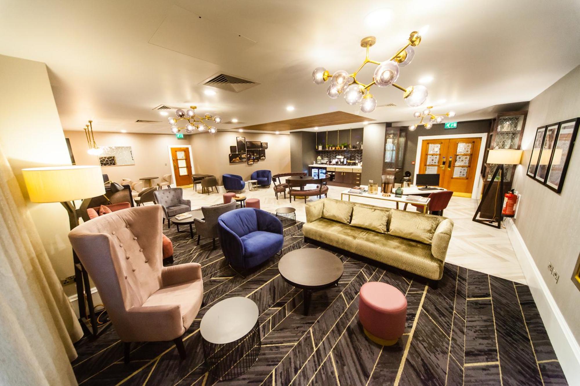 One-Bedroom Queen Suite with Lounge Access
