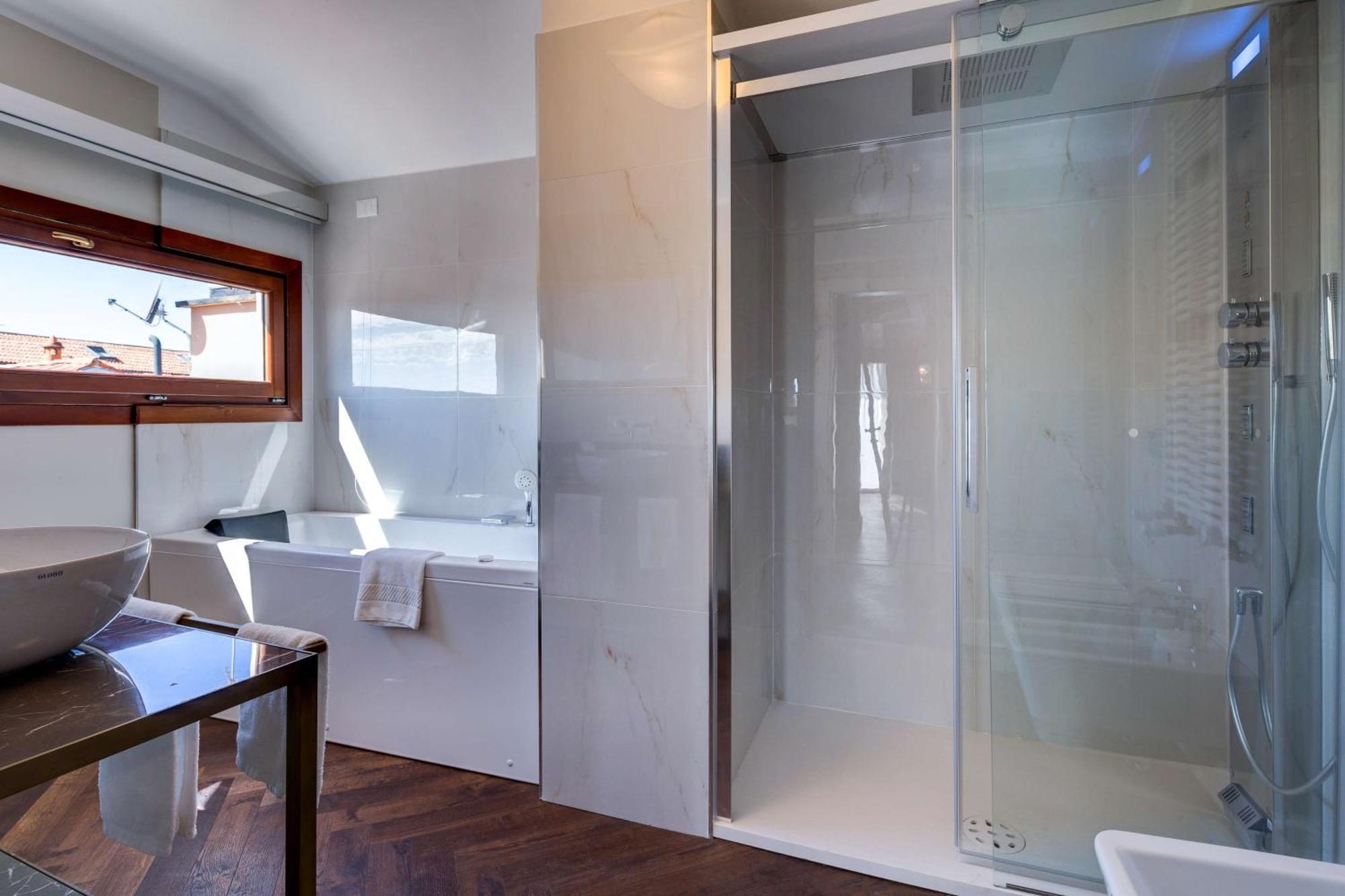 Deluxe Queen Suite