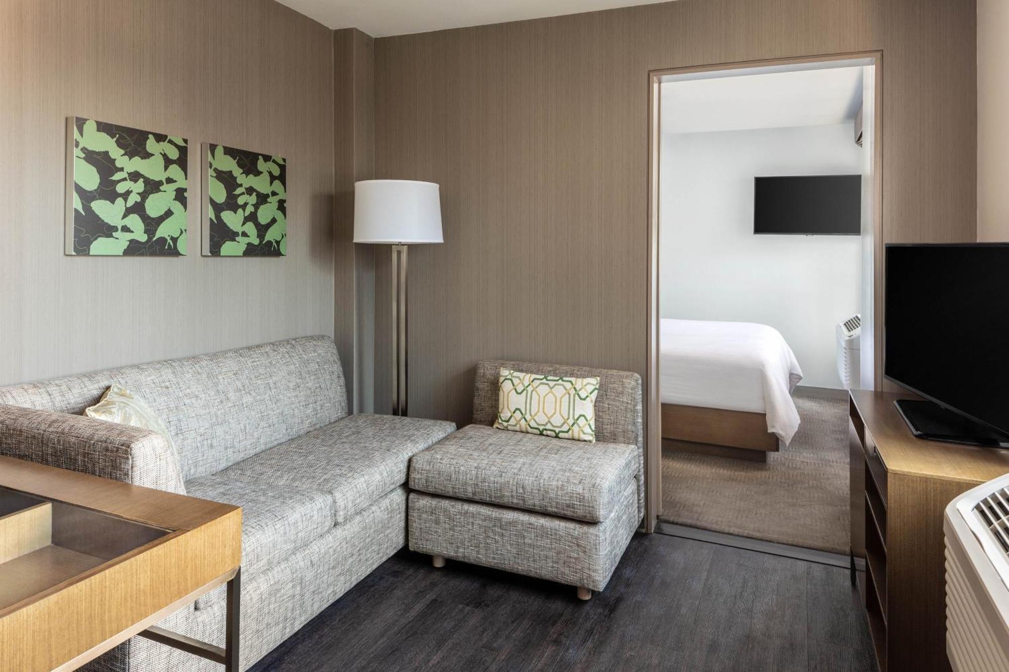 1 Bedroom Junior Suite 1 King City view