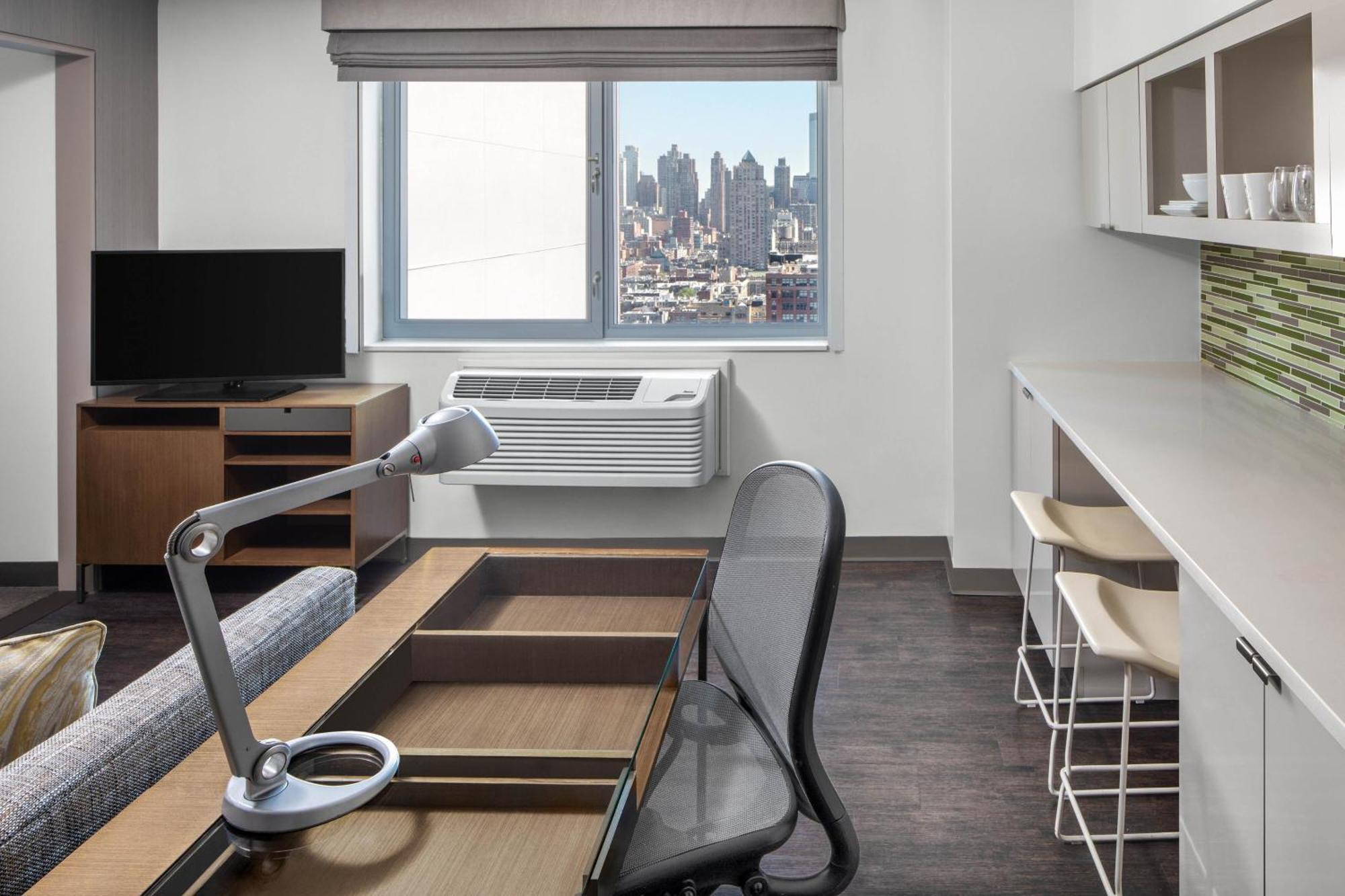 1 Bedroom Junior Suite 1 King City view