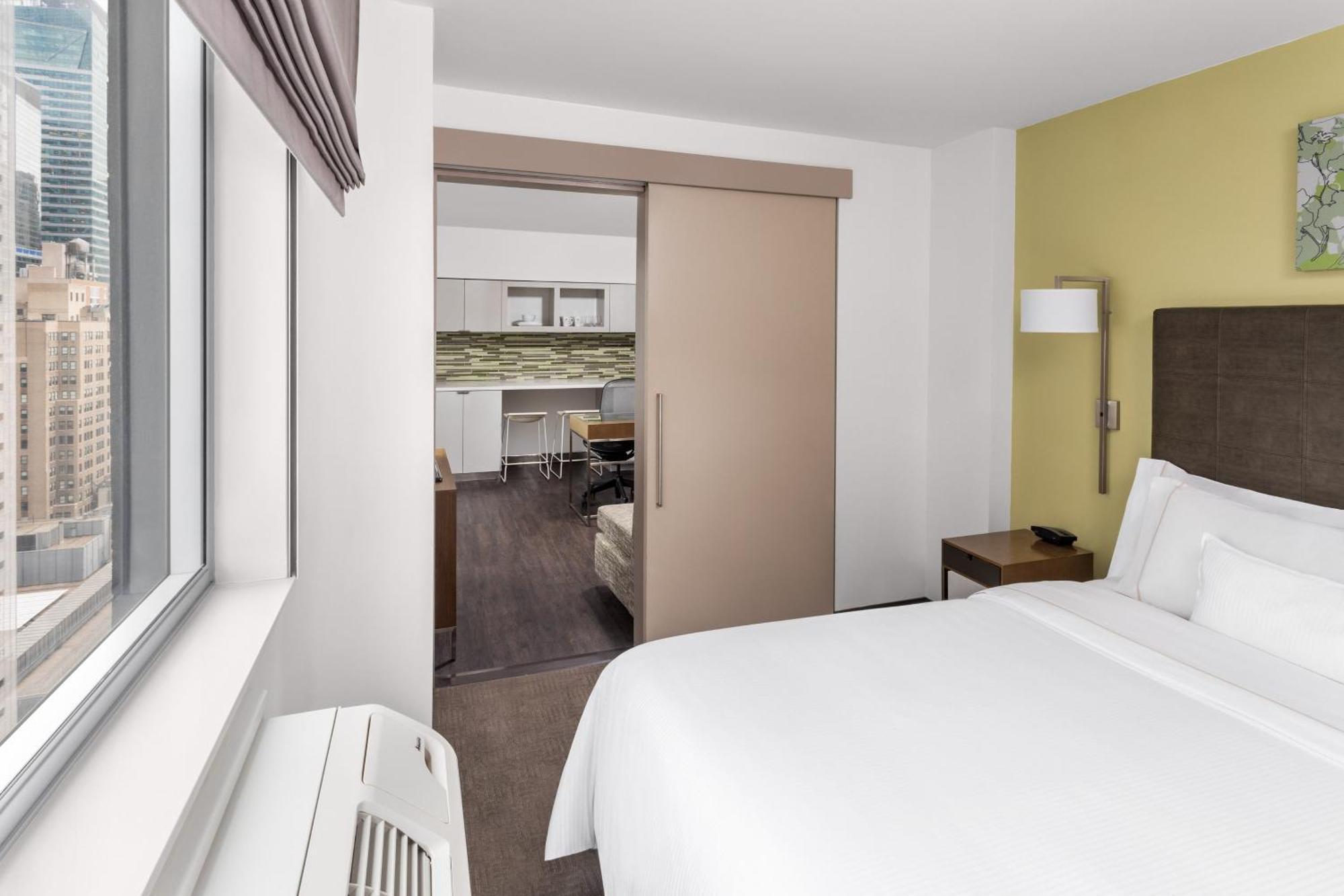1 Bedroom Junior Suite 1 King City view