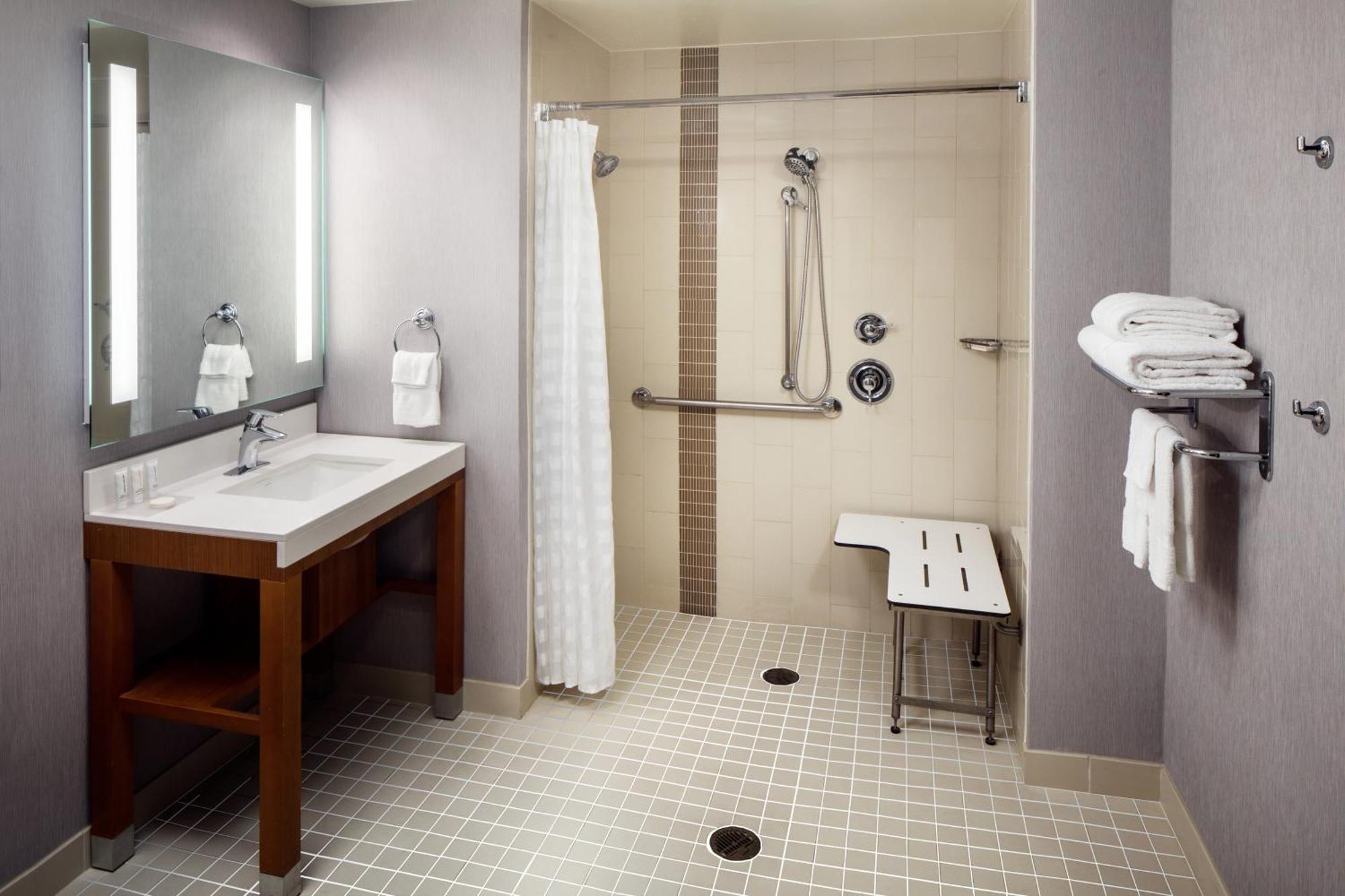 Corner King Room with Shower - Mobility Accessible
