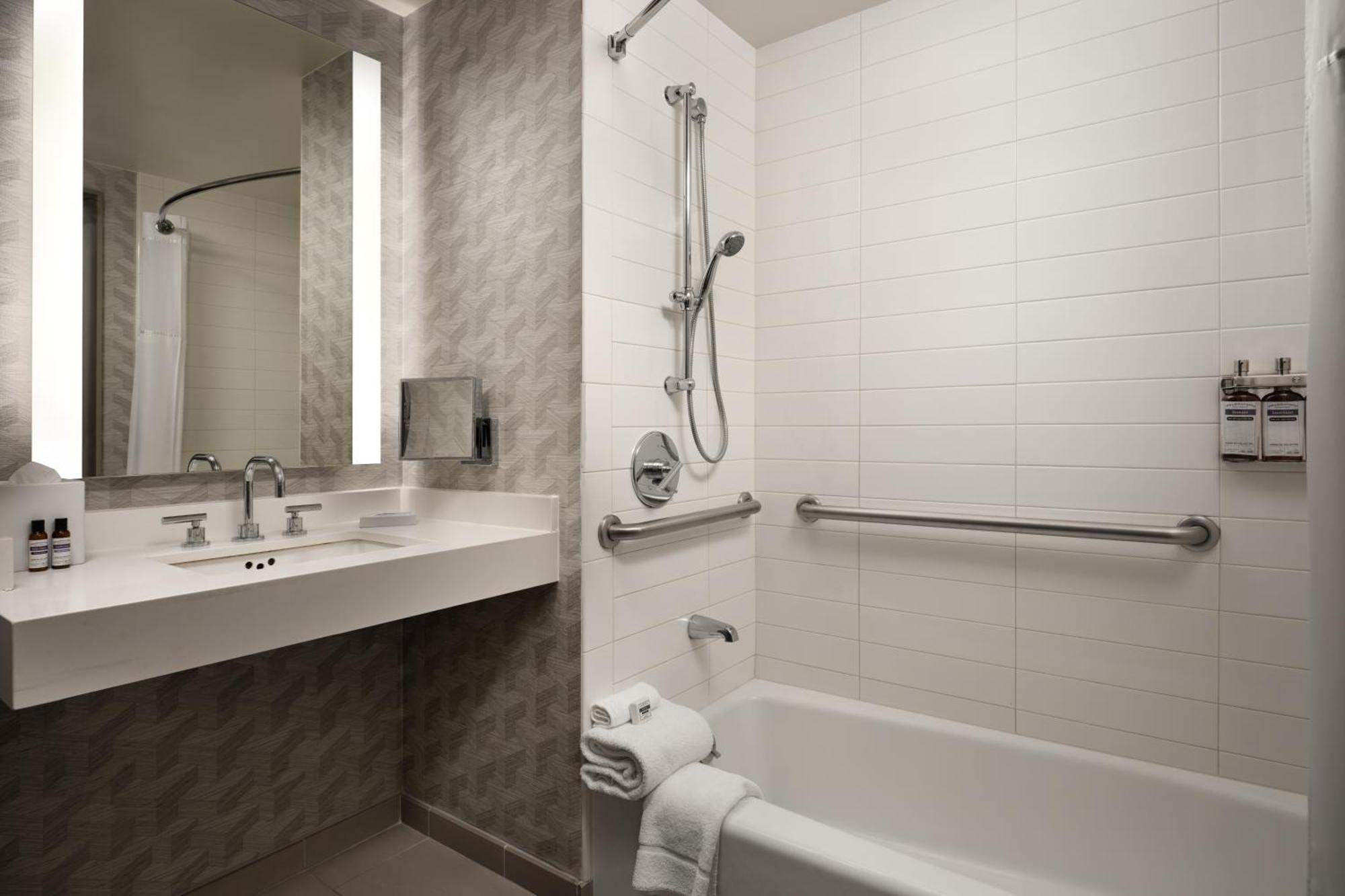King Room with Accessible Tub - Disability Access