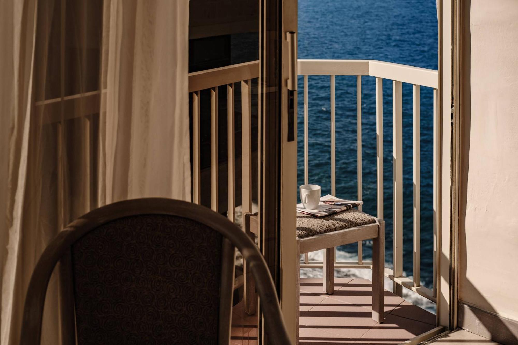 Double or Twin Room Lateral Sea View