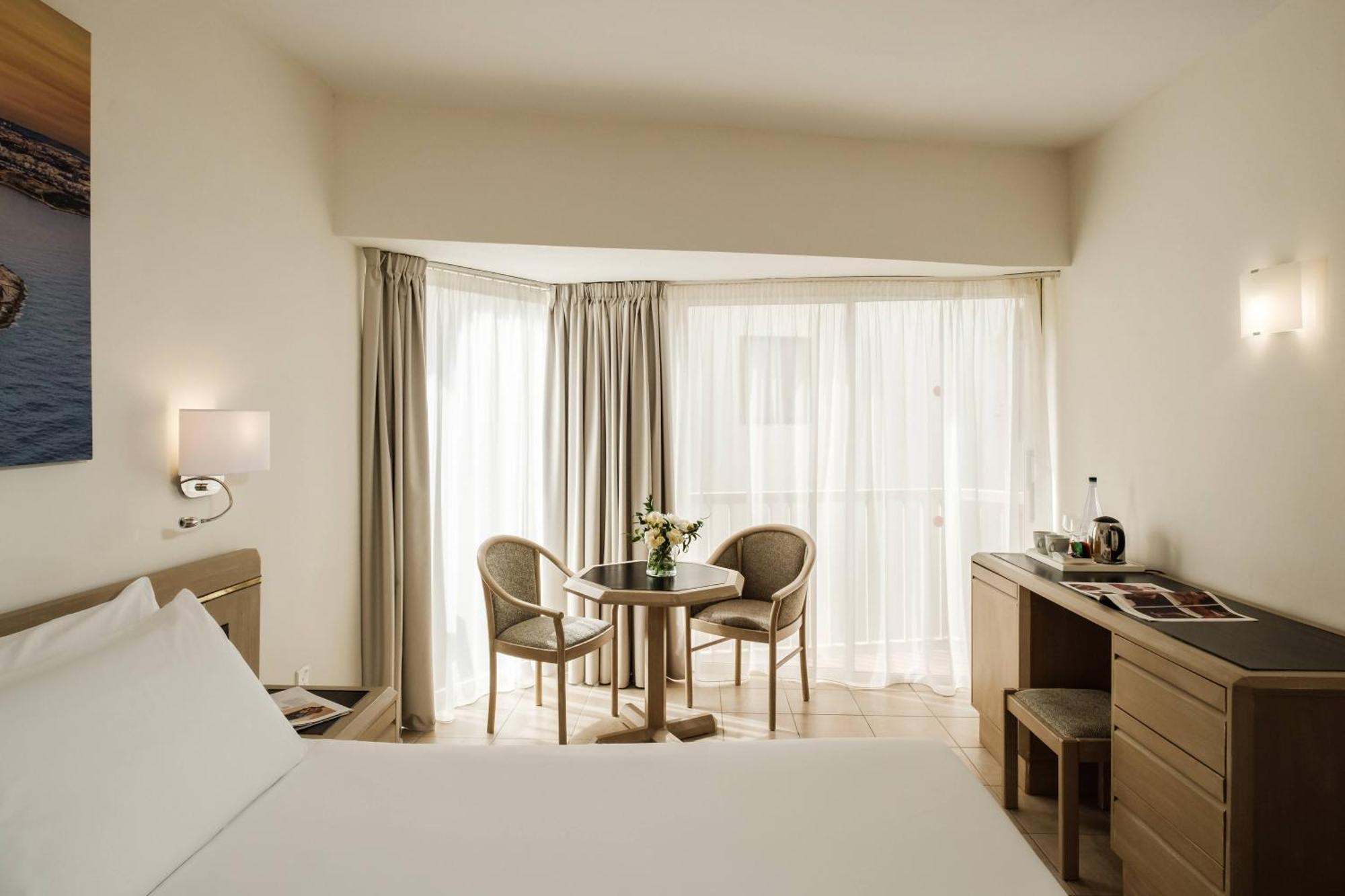 Double or Twin Room Lateral Sea View
